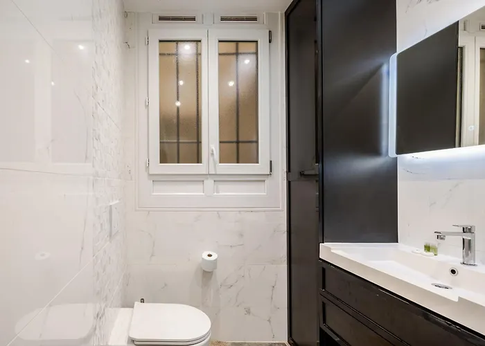 Апартаменты Chic For 4 On Champs Elysees Avenue *